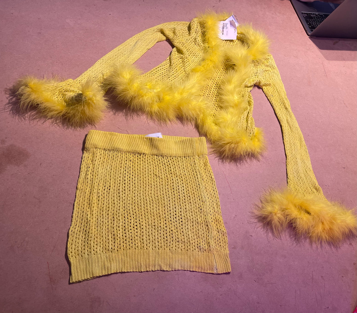 YELLOW FEATHER TRIM KNIT SET